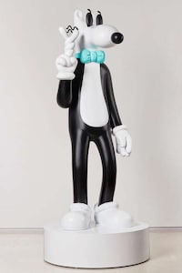 Bow Tie-Wearing Sculptures Image 1