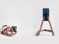 Flexible Smartphone Carrying Straps Image 6