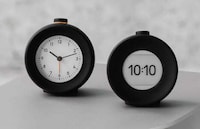 Anti-Smartphone Bedside Alarm Clocks Image 1