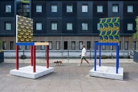 Decorative Gigantic Chairs Image 3