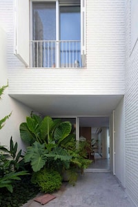 Contemporary All-White Homes Image 2