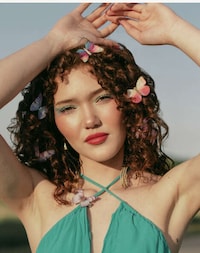 Limited-Edition Make-Up Bundles Image 4