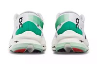 Speed-Increasing Running Shoes Image 3