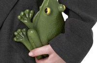Frog-Resembling Luxe Clutch Bags Image 1