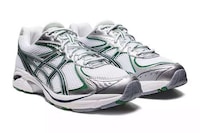 Breathable Retro Sneaker Models Image 1