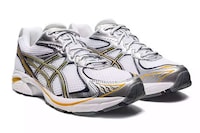 Breathable Retro Sneaker Models Image 2