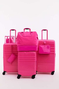 Glossy Pink Travel Capsules Image 2
