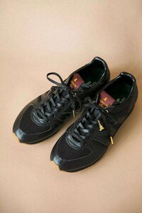 Retro-Inspired Stealthy Sneakers Image 2