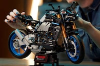 Ultra-Intricate Motorcycle LEGOs Image 6