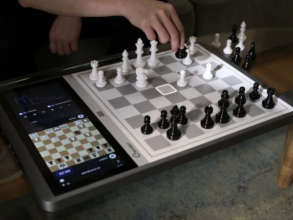 Chessnut Pro: Play Chess Against Computer at Hinting Mode 