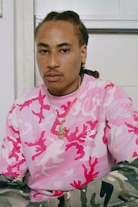 Thrifter-Themed Fall Streetwear Image 2