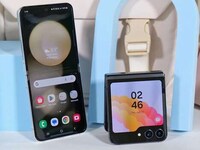Flipping Multi-Display Smartphones Image 4