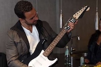 Button-Activated Guitar Devices Image 3