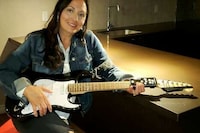 Button-Activated Guitar Devices Image 4