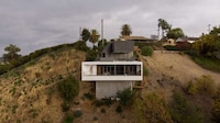 Hillside Cantilevered Concrete Homes Image 4