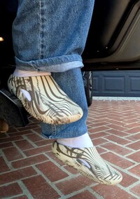 Wavy Fashion-Forward Clogs Image 3