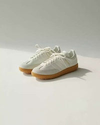 Minimal Lifestyle Golf Sneakers Image 3