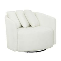 Actress-Approved Lounge Chairs Image 3