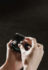 Chic Wireless Earbuds Image 1