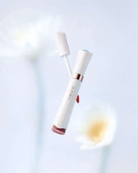 Shine-Enhancing Liquid Lipsticks Image 1