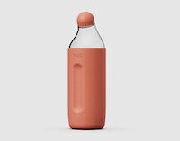 Angled Grip-Friendly Water Bottles Image 2