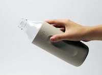 Angled Grip-Friendly Water Bottles Image 5