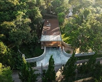 Curved Garden-Surrounding Linear Homes Image 2