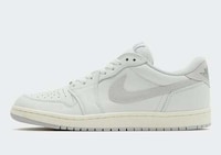 Retro Low-Cut Monochromatic Sneakers Image 1