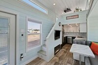 Entertaining-Focused Tiny Homes Image 4