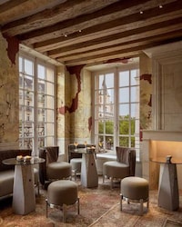 Ultra-Luxurious Bar Interiors Image 3