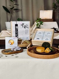 Exquisite Mooncake Gift Boxes Image 1