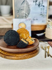 Exquisite Mooncake Gift Boxes Image 6