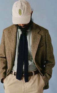 Sleek Seasonally Transitional Fashion Image 3
