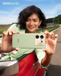 Pro-Grade Selfie Smartphones Image 4