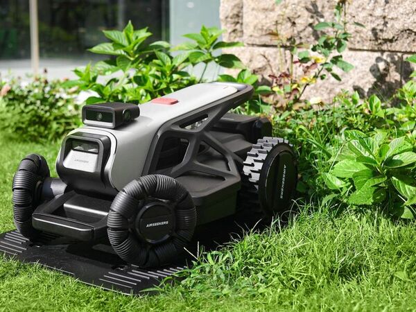 Robotic Five-Camera Lawnmowers Image 2