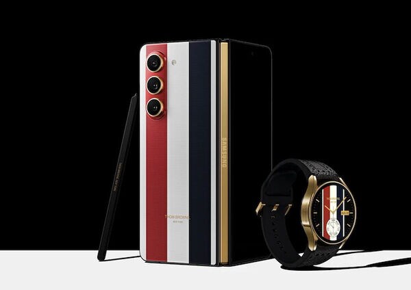 Fashion-Branded Folding Smartphones Image 2