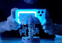 Illuminating Magnetic Smartphone Batteries Image 2
