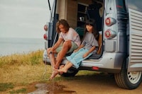 Retro-Style Pop-Up Camper Vans Image 4