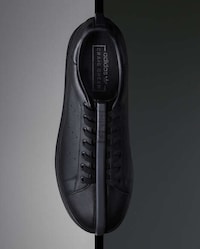 Stealthy Split Sneaker Designs Image 2