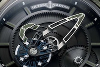 Artistic Avant-Garde Timepieces Image 3