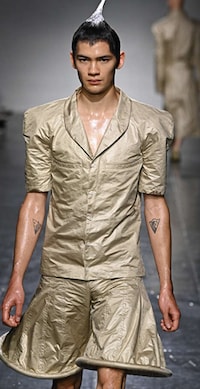 Artful Dramatic Spring Fashion Image 3