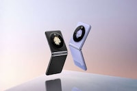 Textured Clamshell Flip Smartphones Image 2