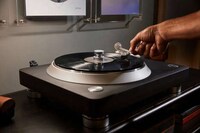 Premium Direct-Drive Turntables Image 2