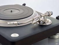 Premium Direct-Drive Turntables Image 4