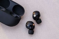 Revolutionary Wireless Headphones Image 2