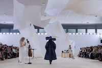 Seasonal Interactive Fashion Installations Image 3