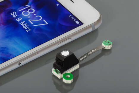 Fabric-Analyzing Smartphone Devices