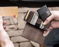 Minimalist Aluminum Wallet Designs Image 2