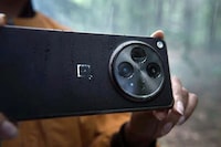 Foldable Flagship Smartphone Models Image 6