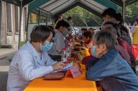Senior Noodle-Gifting Campaigns Image 3